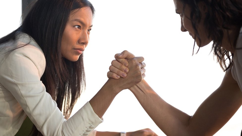 Kako da se bolje svađate: Vodič za konstruktivniju raspravu i pobedu u njoj 1 dve žene obaraju ruke