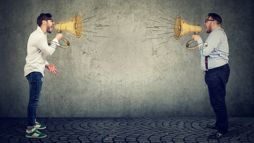 Kako da se bolje svađate: Vodič za konstruktivniju raspravu i pobedu u njoj 2 muškarci viču jedan na drugogo preko magnetofona