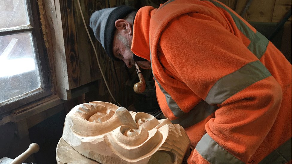 Maske: Stari običaj ili povod za dobar provod 2 Čovek pravi masku