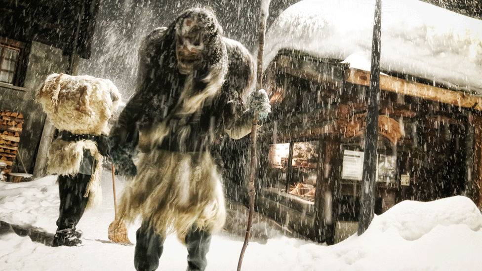 Maske: Stari običaj ili povod za dobar provod 11 Na snegu maskiran u Čegata nošnju