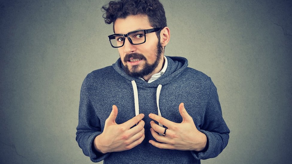 Kako da se bolje svađate: Vodič za konstruktivniju raspravu i pobedu u njoj 7 Man looking apologetic and looking straight at the camera