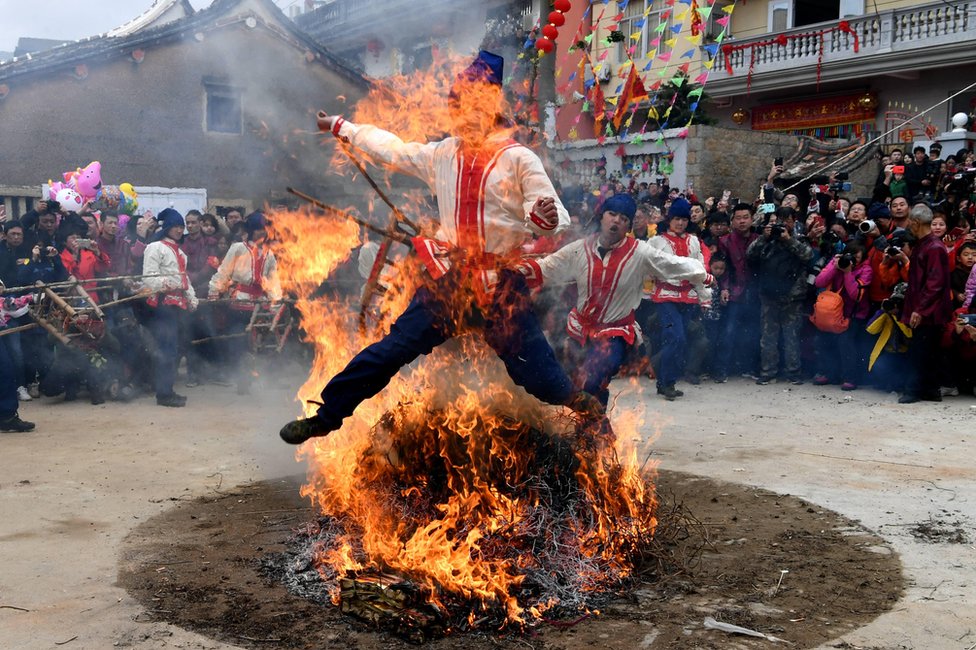 Muškarci u drevnom gradu Putijanu u Kini skaču kroz vatru kako bi osigurali zdravlje, sigurnost i mir.