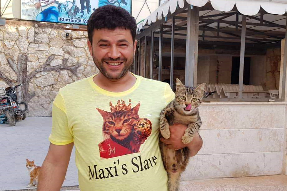 Alaa nosi majicu sa natpisom „Maksijev rob",