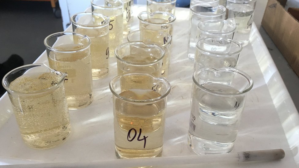 Voda u laboratorijskim posudama