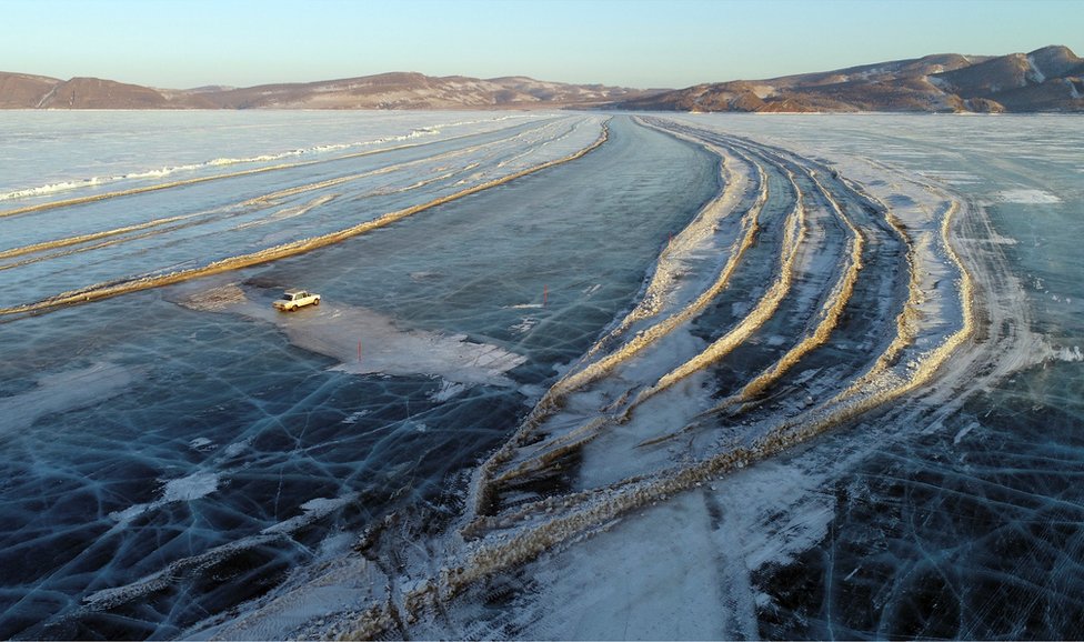Automobil na zaleđenom putu koji povezuje obale reke Ienisei u Krasnojarsku u Rusiji