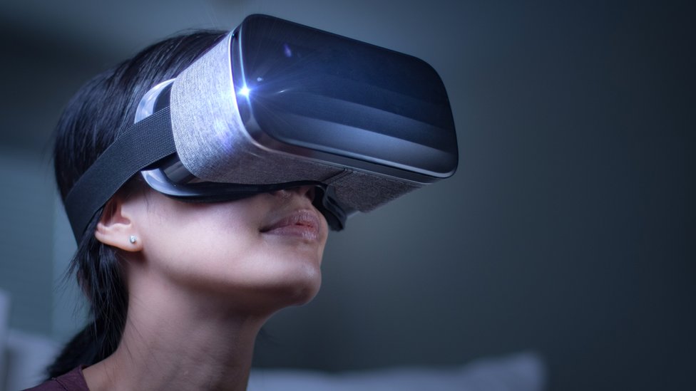 žena sa naočarima za virtualnu realnost