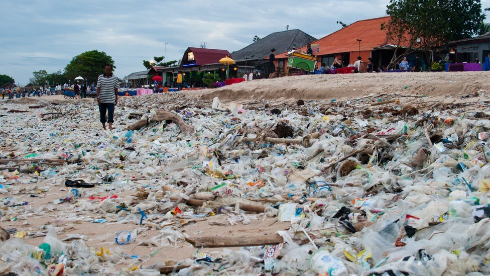 plaža sa plastičnim otpadom na Baliju