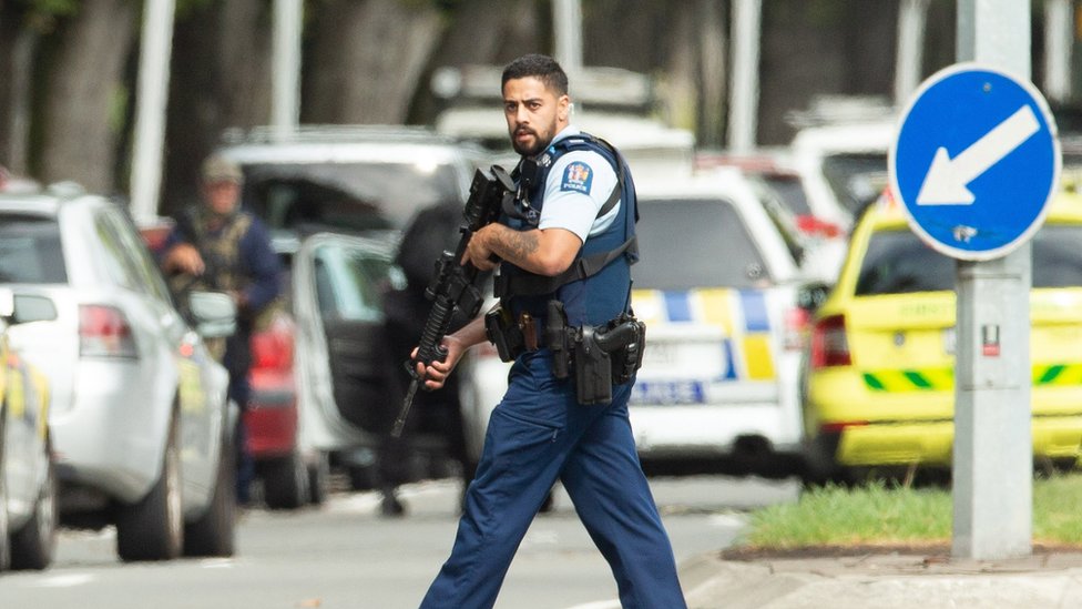 Novi Zeland: Saslušan napadač, poznat identitet prve žrtve 4 Armed police patrol following a shooting resulting in multiply fatalities and injuries at the Masjid Al Noor on Deans Avenue in Christchurch, New Zealand, 15 March 2019.