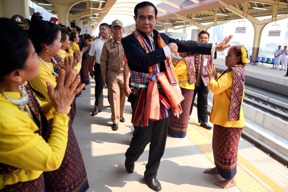 tajlandki premijer na železničkoj stanici