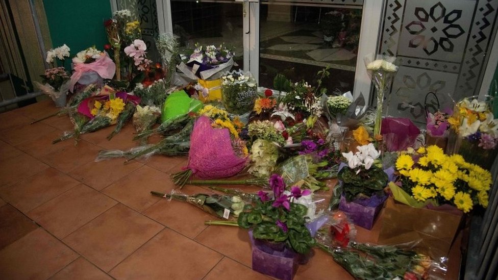 Novi Zeland: Saslušan napadač, poznat identitet prve žrtve 2 Flowers are placed on the front steps of the Wellington Masjid mosque in Kilbirnie in Wellington on 15 March 2019
