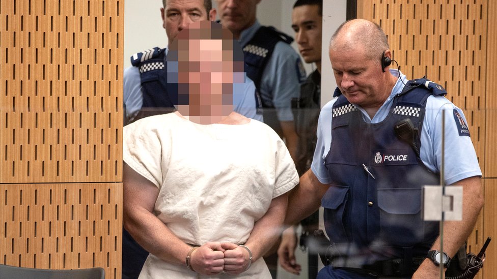Novi Zeland: Saslušan napadač, poznat identitet prve žrtve 1 Brenton Tarrant, charged for murder in relation to the mosque attacks, makes his first appearance in the Christchurch District Court
