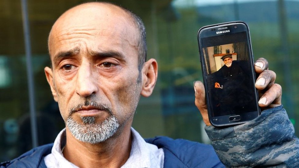 Novi Zeland: Saslušan napadač, poznat identitet prve žrtve 3 Omar Nabi holds a phone with a picture of his father Daoud, who died in the Christchurch mosque shootings (16 March)