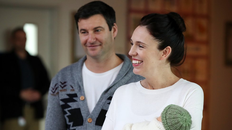 Danska: Bura zbog bebe i skupštinske sale koja „nije mesto za decu" 2 Jacinda Ardern holding her baby.