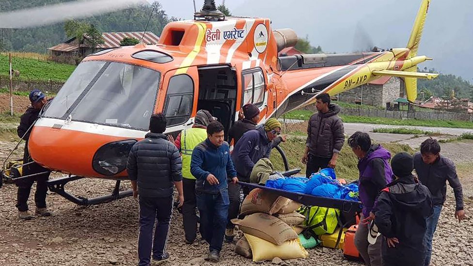 Mont Everest: Rešena misterija nestanka stotine ljudi sa Himalaja 4 Telo japanskog planinara spustili su helikopterom