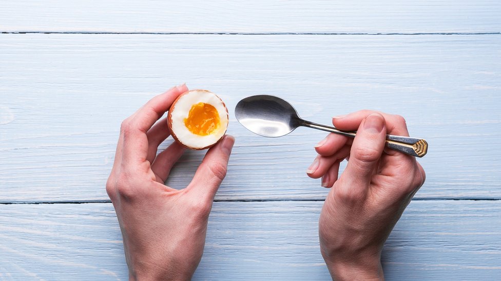 Žena jede kuvano jaje