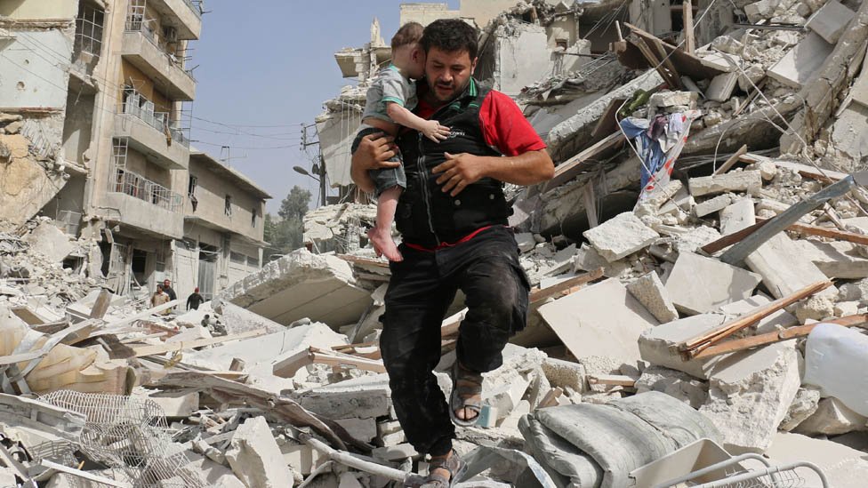Alaa spasava dete iz ruševina u Alepu 2016.