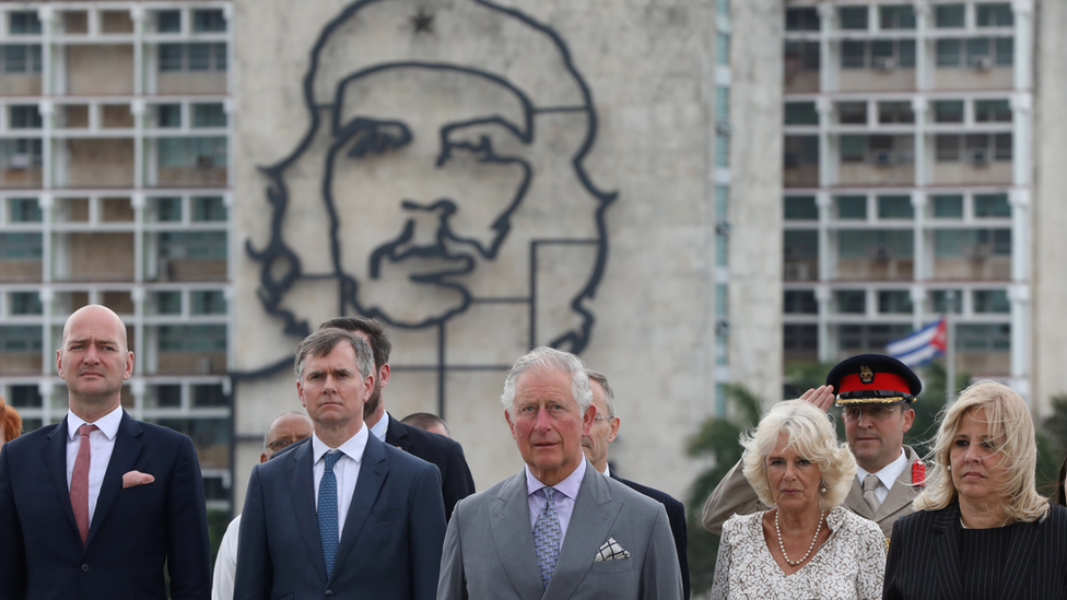 Princ Čarls i Kamila su dočekani na trgu ispred slike revolucionara Ernesta „Če" Gevare