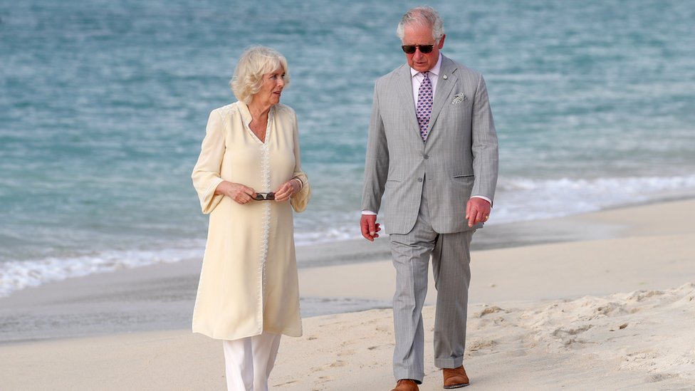 Princ Čarls i Kamila na plaži u poseti Grenadi