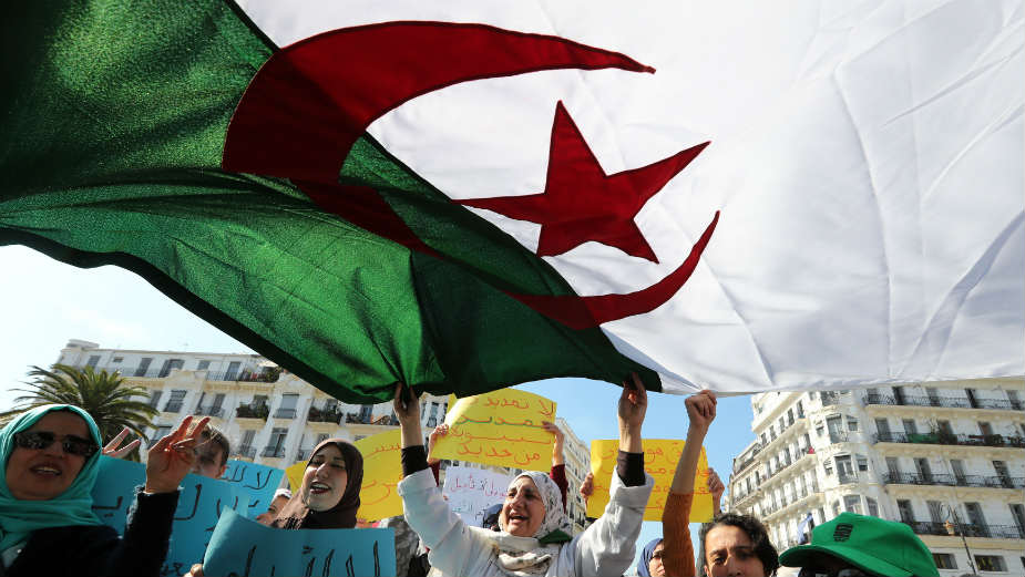 Alžirci zabrinuti zbog predsednika koji se ne oglašava nakon lečenja zbog korona virusa 1