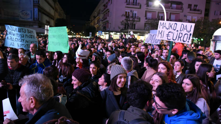 Grupa građana u protestnoj šetnji u Cetinju povodom najavljenog molebana SPC 1