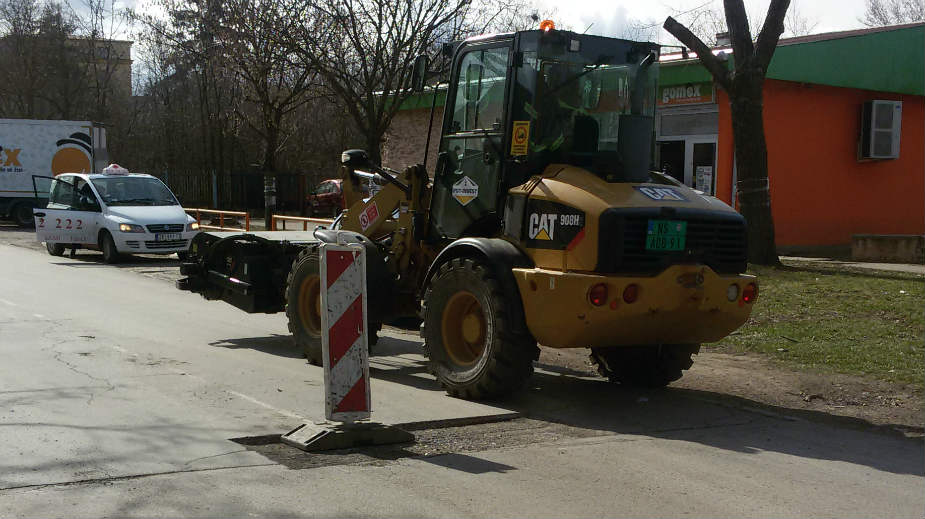 Mali "krateri" oštećuju vozila 1 Mali "krateri" oštećuju vozila 1