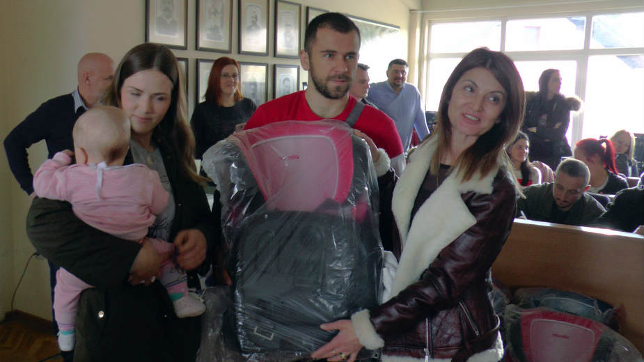 Podelili 80 sedišta za decu 1