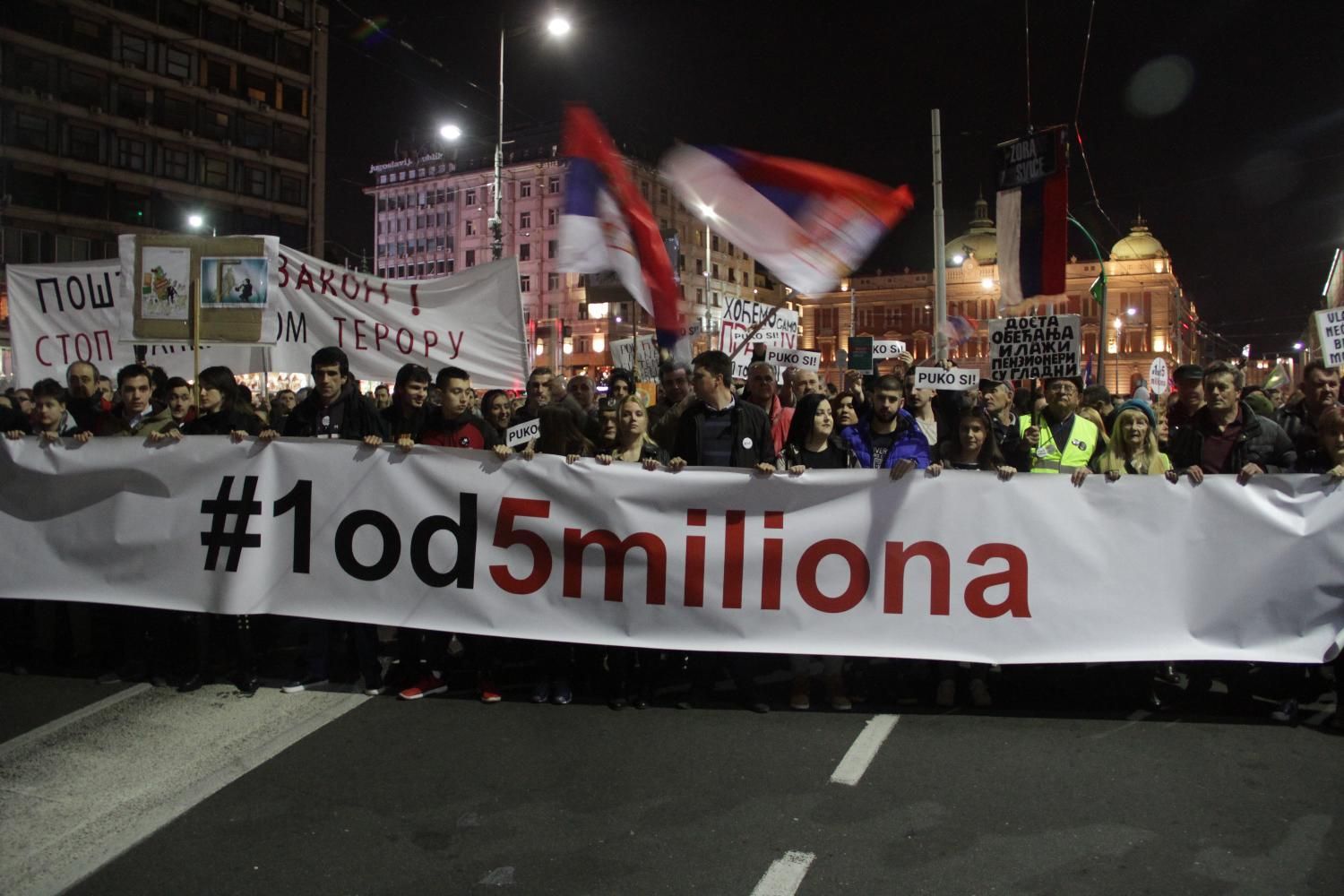 Protest "1 od 5 miliona": Kordon policije ispred RTS-a, demonstranti se razišli (FOTO, VIDEO) 12
