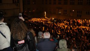 Protest "1 od 5 miliona": Kordon policije ispred RTS-a, demonstranti se razišli (FOTO, VIDEO) 7