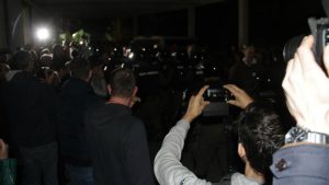 Protest "1 od 5 miliona": Kordon policije ispred RTS-a, demonstranti se razišli (FOTO, VIDEO) 2