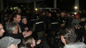 Protest "1 od 5 miliona": Kordon policije ispred RTS-a, demonstranti se razišli (FOTO, VIDEO) 3