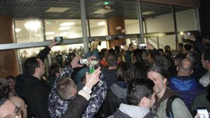 Protest "1 od 5 miliona": Kordon policije ispred RTS-a, demonstranti se razišli (FOTO, VIDEO) 6