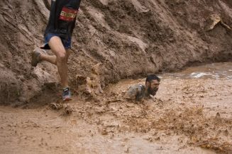 FoNet/AP-TRKA-BLATO U trci kroz blato u Tel Avivu trčalo više od 6.000 ljudi (FOTO) 2