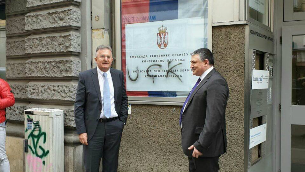 Austrijskom MSP upućena nota zbog grafita OVK na Konzulatu Srbije (FOTO) 1