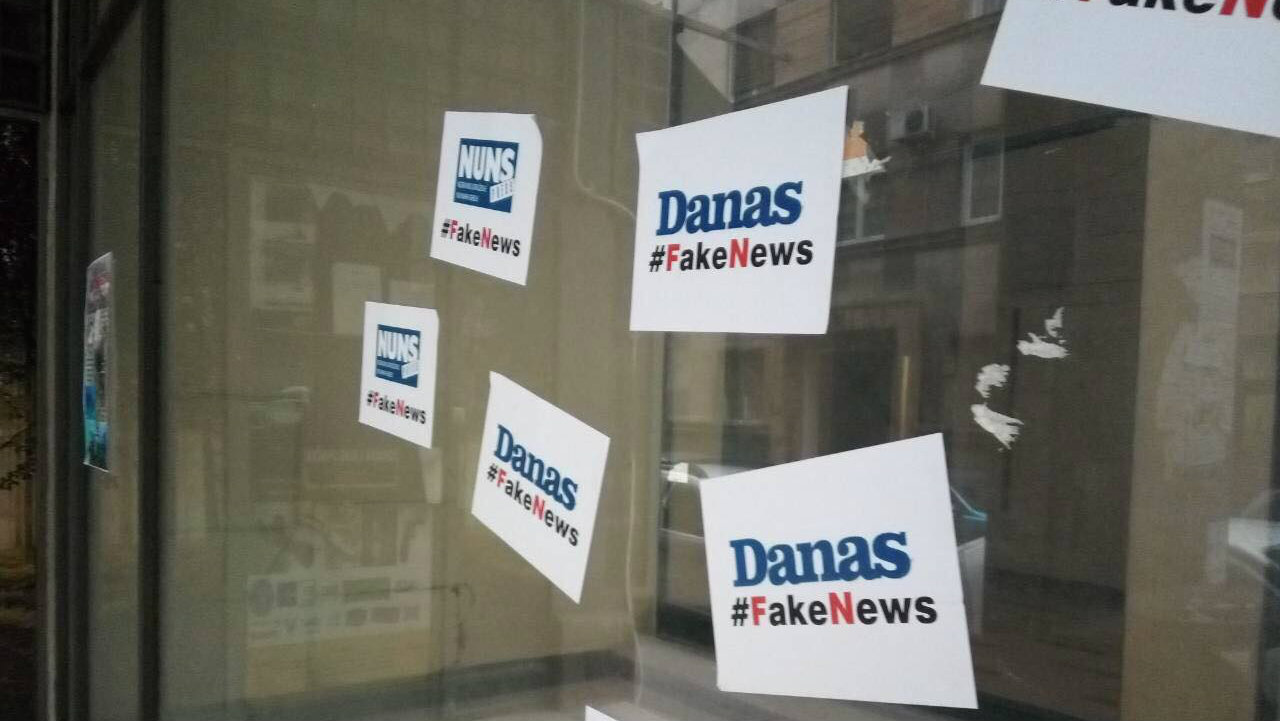 Ulaz u zgradu u kojoj je redakcija Danasa oblepljen natpisima "#FakeNews" 2
