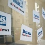 Ulaz u zgradu u kojoj je redakcija Danasa oblepljen natpisima "#FakeNews" 6