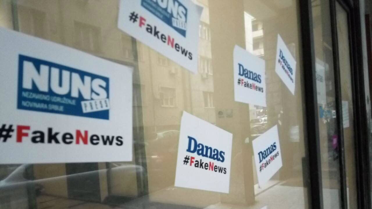 Ulaz u zgradu u kojoj je redakcija Danasa oblepljen natpisima "#FakeNews" 1