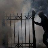 Albanski antivladini demonstranti pokušali da upadnu u parlament 5