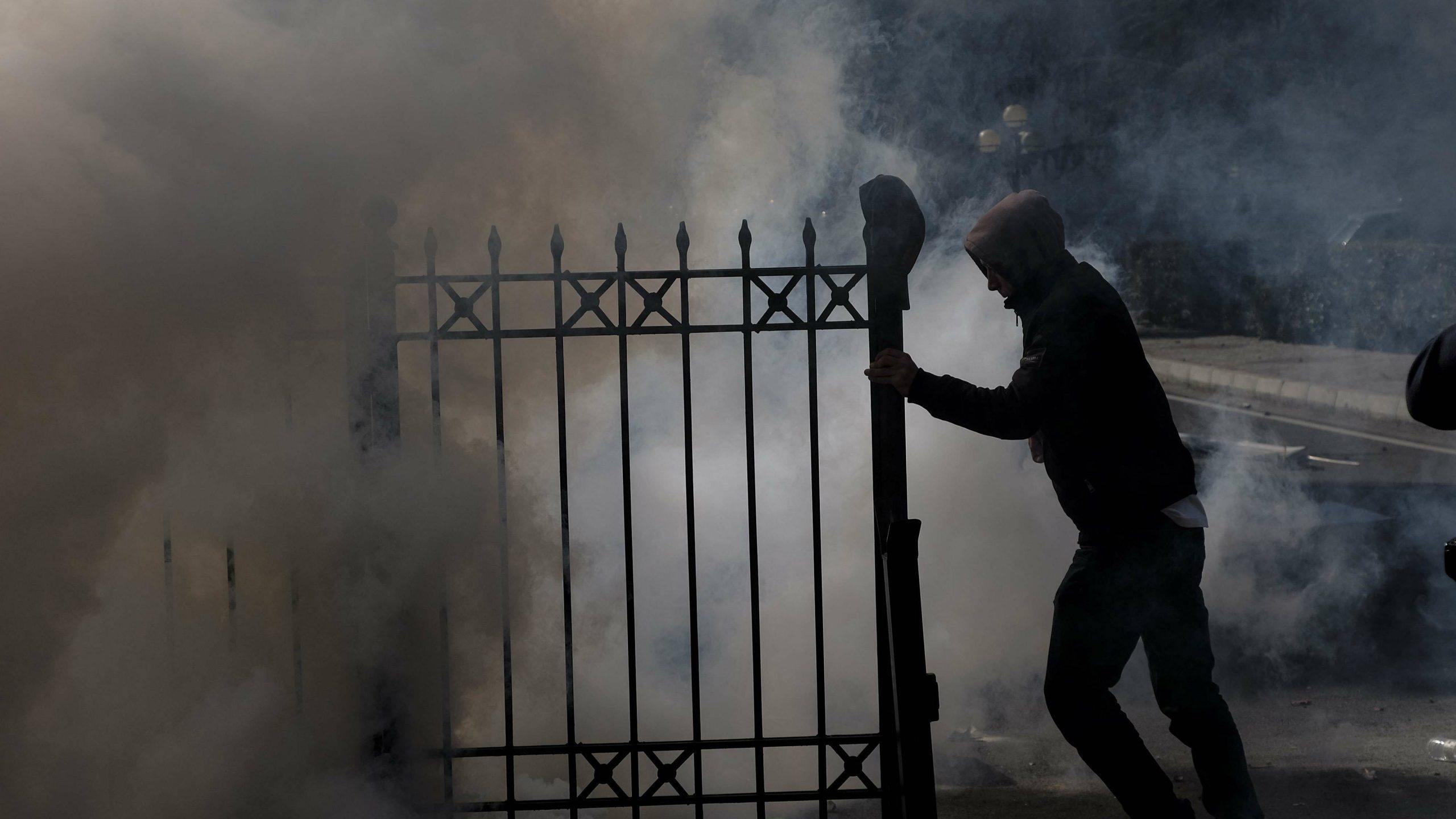 Albanski antivladini demonstranti pokušali da upadnu u parlament 1