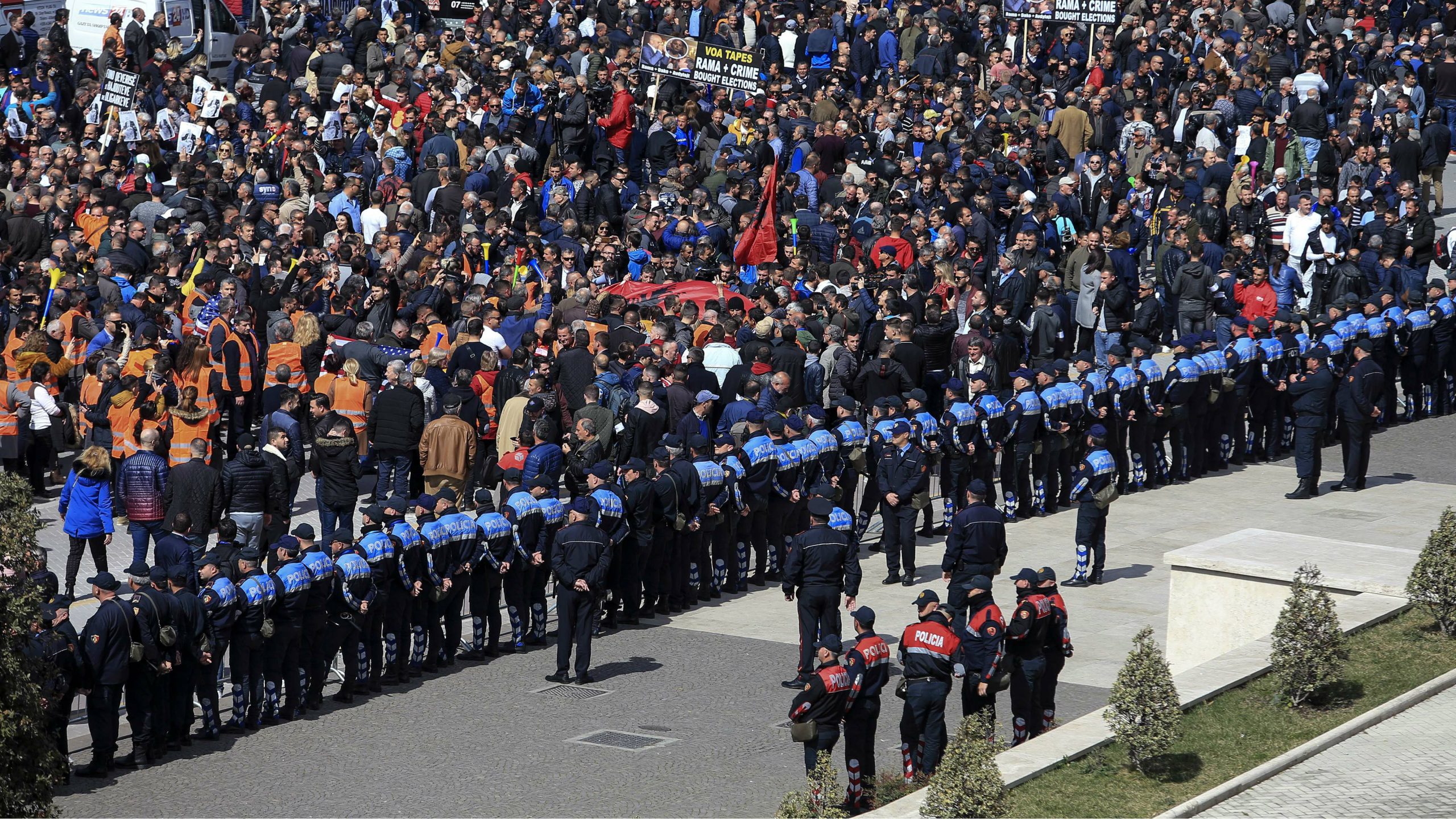 Hiljade albanskih demonstranata traže ostavku vlade 1