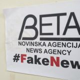 Novinska agencija Beta izlepljena plakatima #FakeNews 1