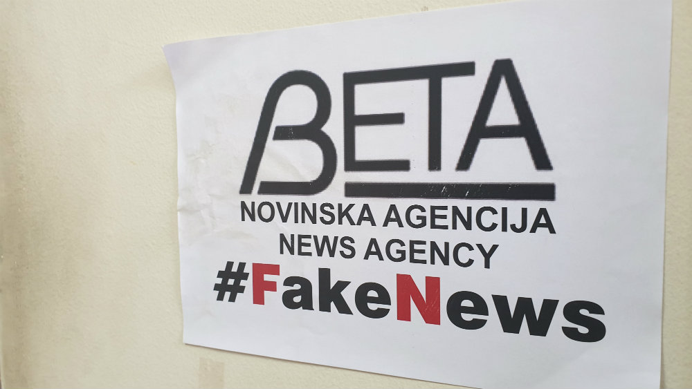 Novinska agencija Beta izlepljena plakatima #FakeNews 1