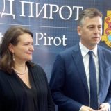 Ambasadorka Kanade: Pomoć oko promocije pirotskog ćilima i Tkačke kolonije 11