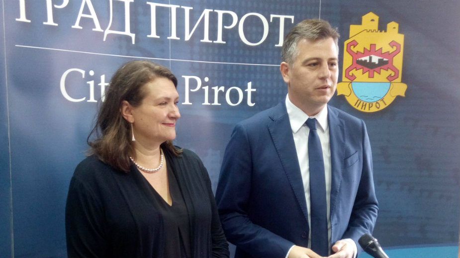 Ambasadorka Kanade: Pomoć oko promocije pirotskog ćilima i Tkačke kolonije 1