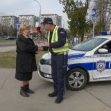 Policajci delili ruže povodom 8. marta 7