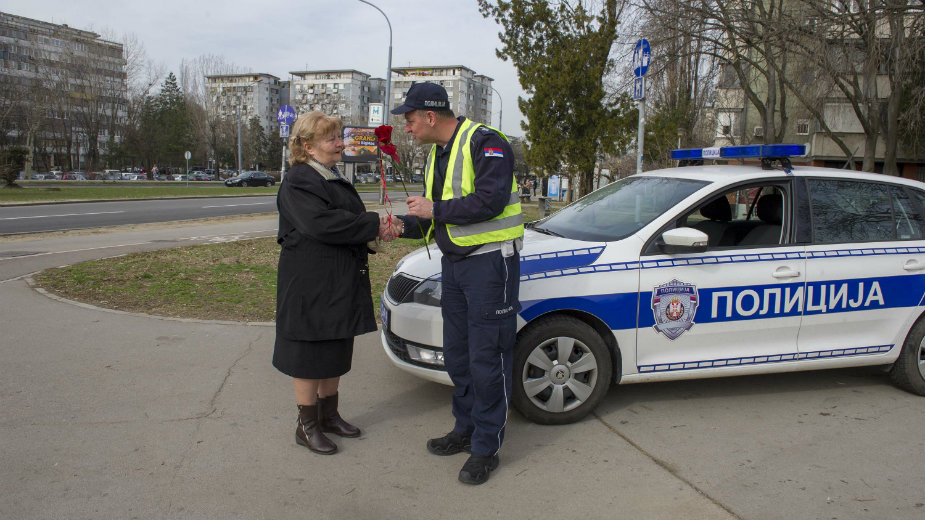 Policajci delili ruže povodom 8. marta 1