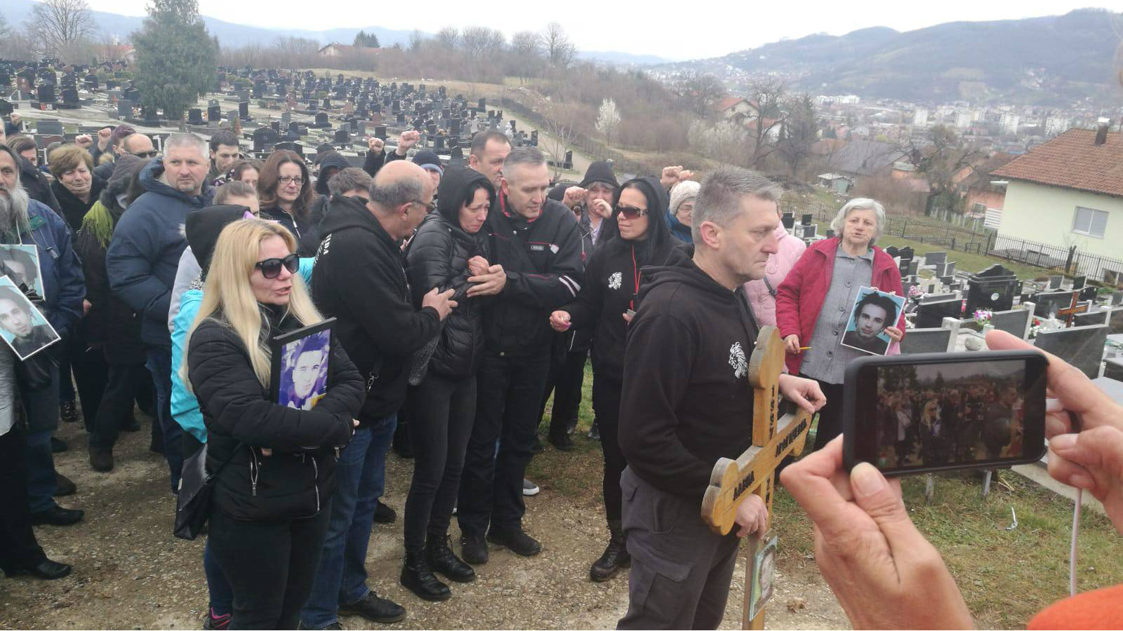 Ekshumirani posmrtni ostaci Davida Dragičevića, stotine građana na ispraćaju 1