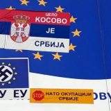 U Velikoj Plani osvanule nalepnice protiv EU i NATO i „Celo Kosovo je Srbija“ 13