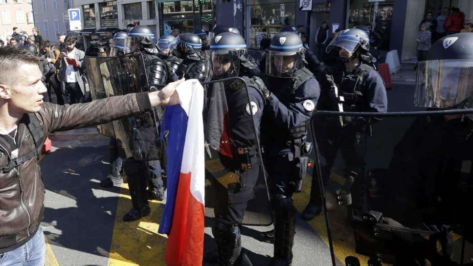 Suzavac i 233 uhapšenih na protestu Žutih prsluka 1