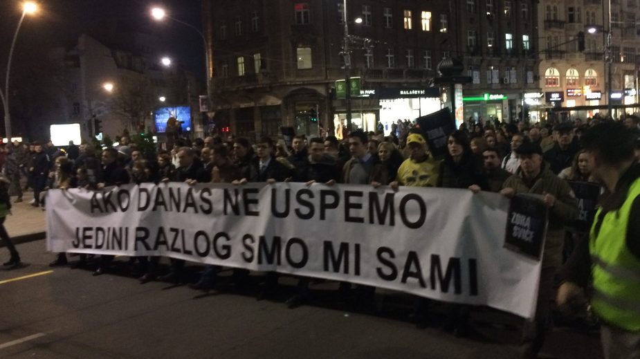 Memorijalna šetnja za Đinđića, kapija dvorišta Vlade zatvorena pred građanima (VIDEO, FOTO) 1