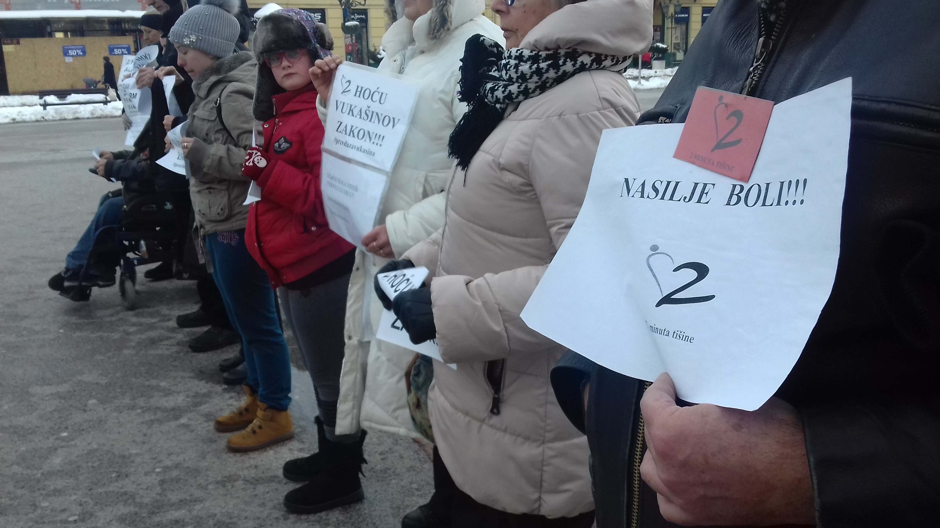 Inicijativa "2 minuta tišine": Vlast živi u svom balonu, a građani kao nojevi 5 Inicijativa "2 minuta tišine": Vlast živi u svom balonu, a građani kao nojevi 5